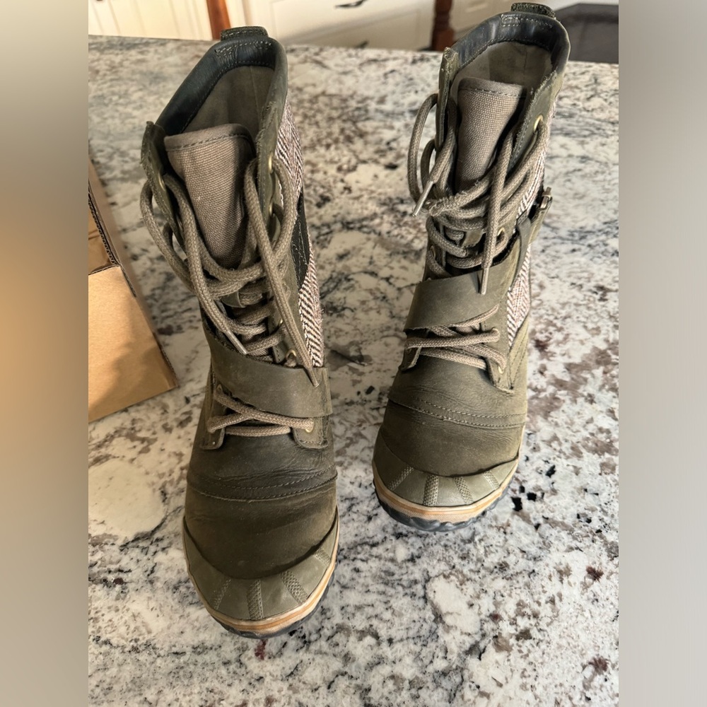 Woman Sorel boots size 9 slim boot lace up femmes